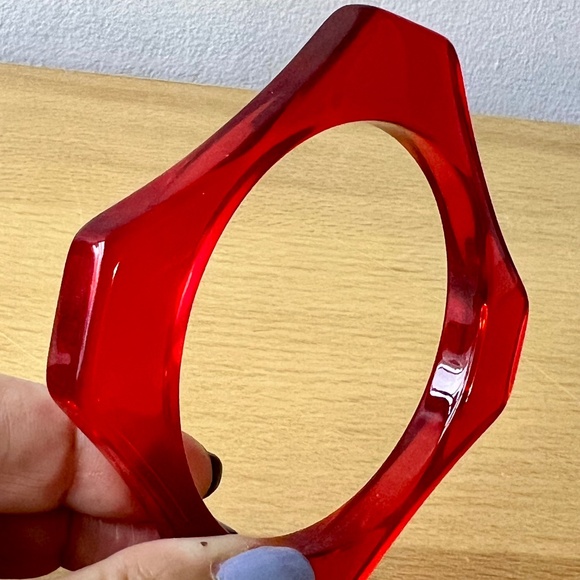 VINTAGE GEOMETRIC MODERNIST SQUARE DESIGN LUCITE BANGLE BRACELET RED JELLO COLOR